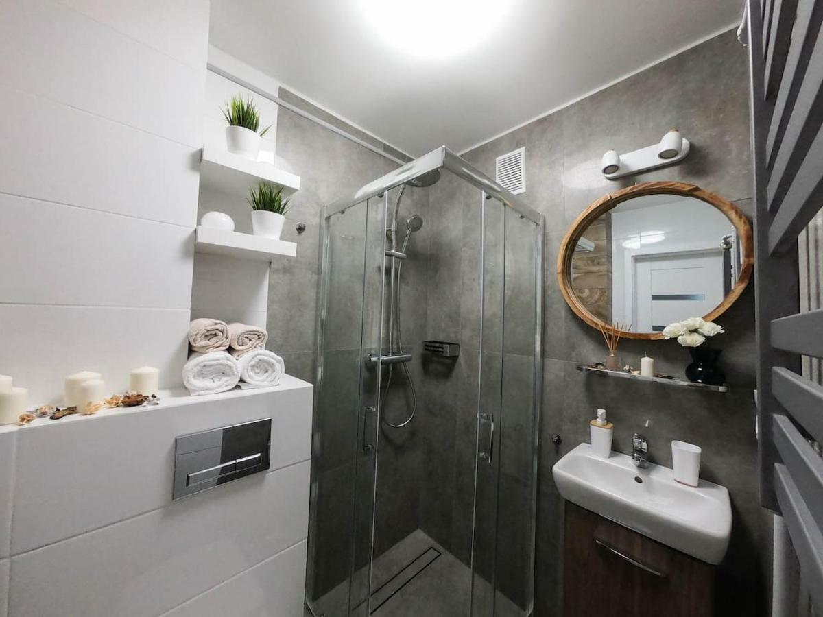 New Apartment - 300 M Town Hall - 3 Rooms - 7 People Breslavia Esterno foto